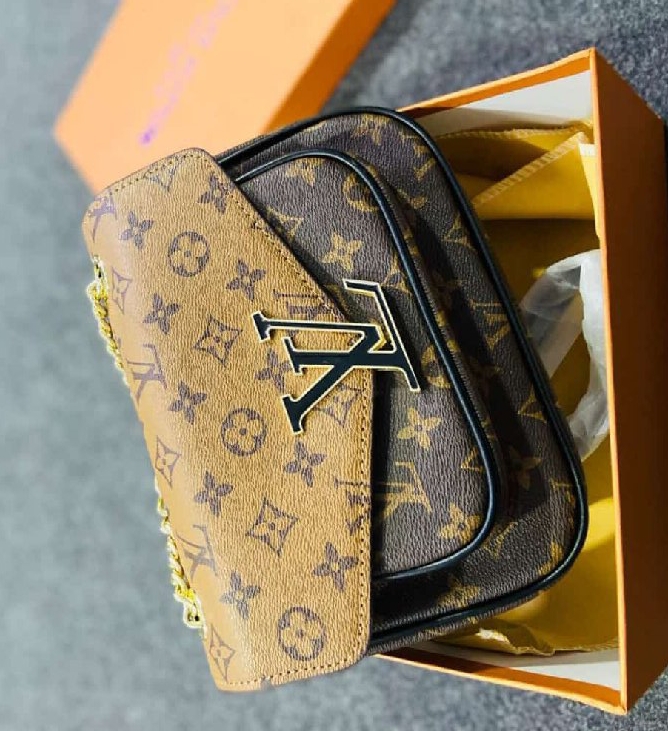 LV - Louis Vuitton Hand / Side Bag With Complete Original Box Kit 👆