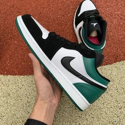 Jordan 1 low outlet mystic green on feet